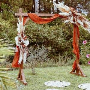 Arche rectangle en bois avec composition terracotta et voilage