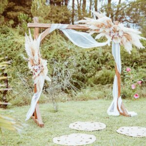 Arche rectangulaire avec composition rose poudré et voilage