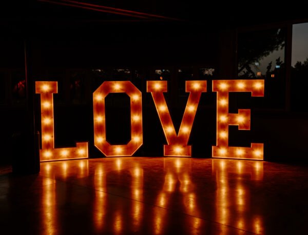 Love illuminé en bois