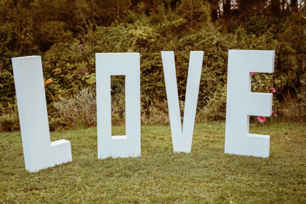 Love géant en bois blanc